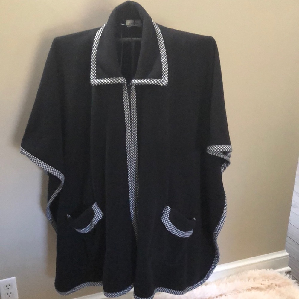 Black Fleece Wrap. Zippered. Houndstooth. One Size. Cape, poncho, wrap. Womens